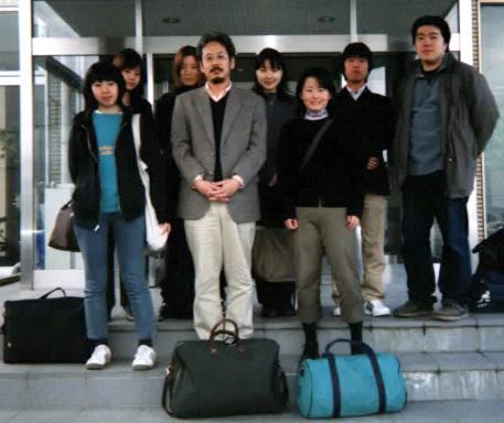 �[���z�e���̑O�ɂ�